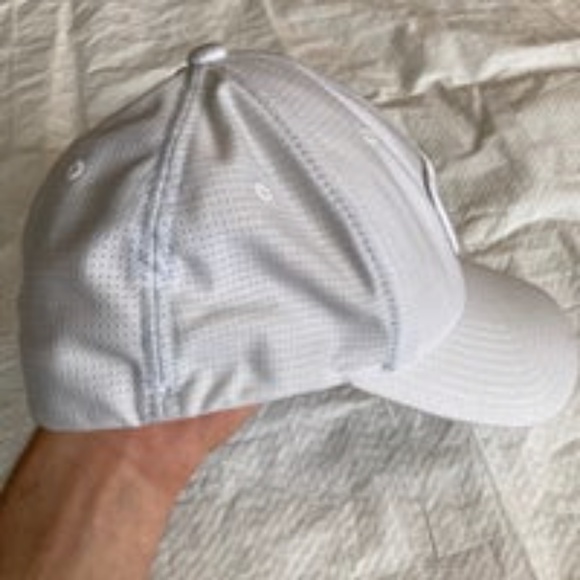 Travis Mathew Flexfit Size Large - X-Large White Golf Hat Distressed - Picture 5 of 8